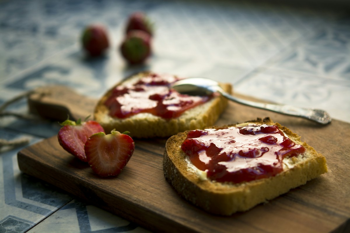 Pane rustico con marmellata di fragole