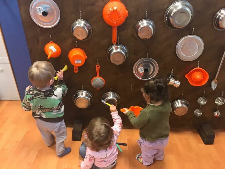Bambini che esplorano suoni e materiali