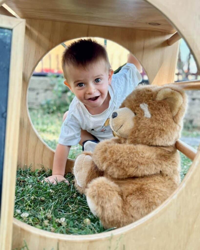 Un bambino esplora gli spazi del nido