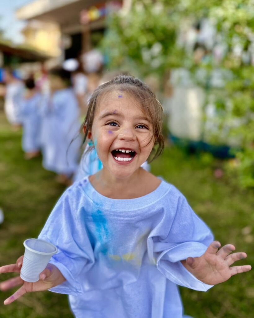 Una bambina durante un’attività creativa nel giardino della Farfalla