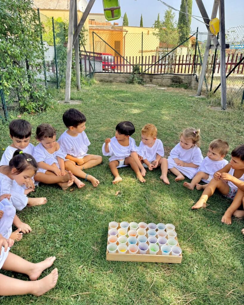 Bambini in cerchio nel giardino del nido