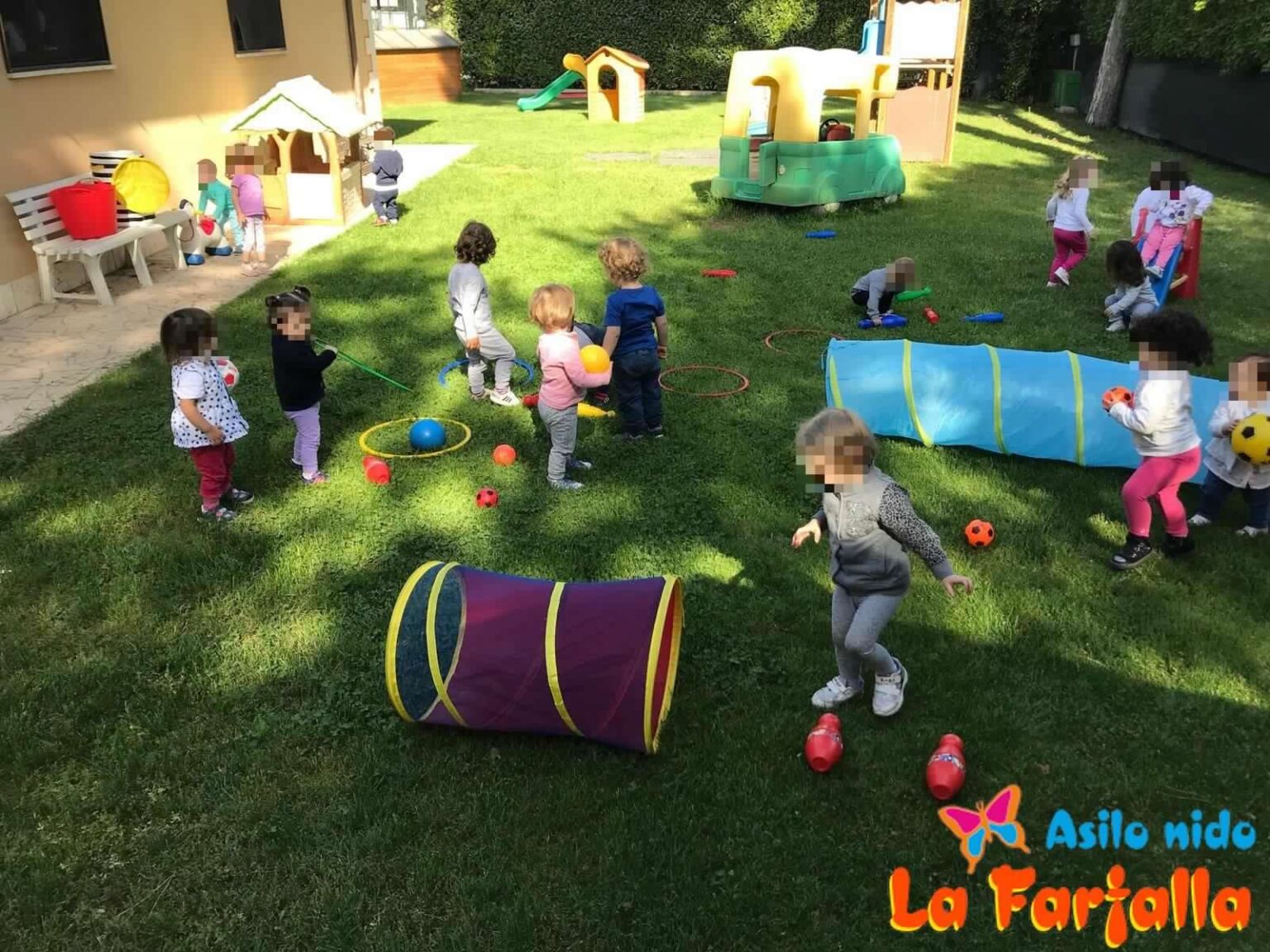 Bambini durante un’attività all’aperto alla Farfalla