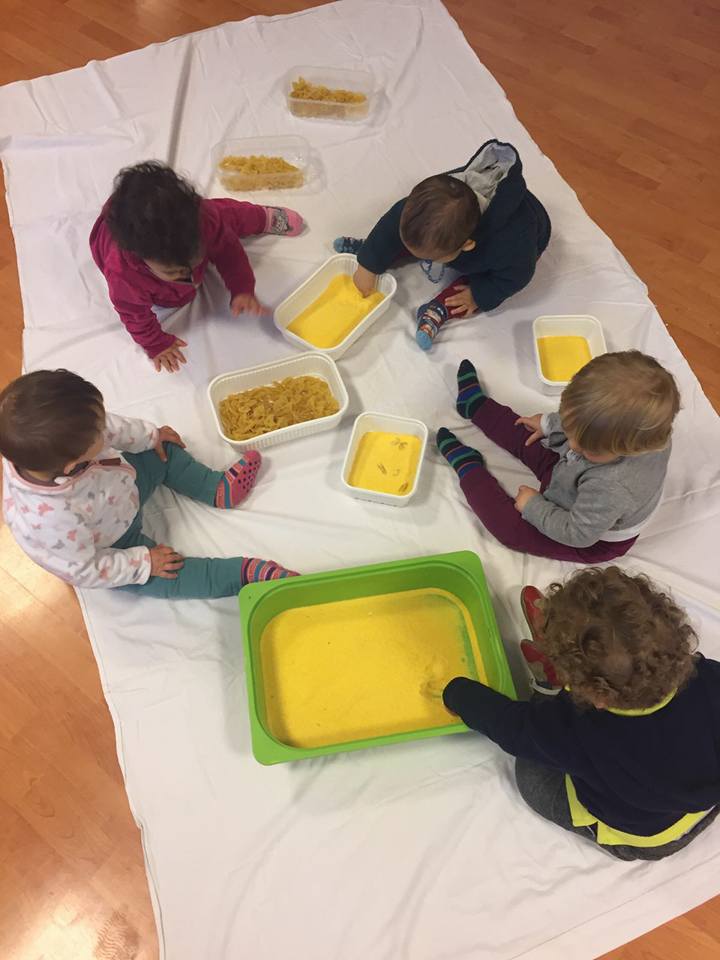 Bambini durante un laboratorio sensoriale